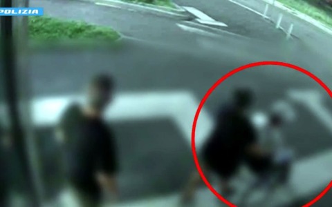 Accerchiano e derubano una donna e il marito disabile in sedia a rotelle all’uscita della metro Abbiategrasso: arrestati due giovani