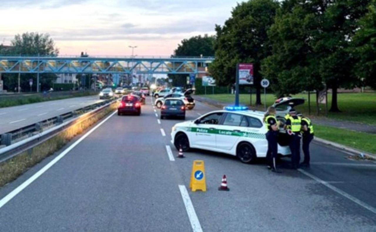 Maxi controlli della polizia locale sulle strade di Rozzano, oltre 230 persone identificate: fermato un furgone refrigerato utilizzato per trasportare due parenti