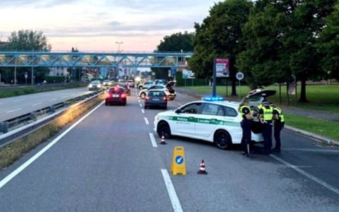 Maxi controlli della polizia locale sulle strade di Rozzano, oltre 230 persone identificate: fermato un furgone refrigerato utilizzato per trasportare due parenti