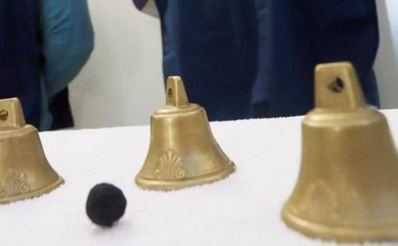 Truffano i turisti col gioco delle tre campanelle e gli rubano il denaro: arrestati sei uomini rumeni in piazza del Cannone