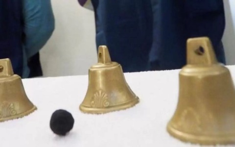 Truffano i turisti col gioco delle tre campanelle e gli rubano il denaro: arrestati sei uomini rumeni in piazza del Cannone
