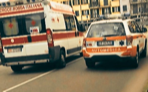 Uomo di 42 anni trovato morto nella sua auto a Corsico: ipotesi malore al vaglio della Polizia Locale