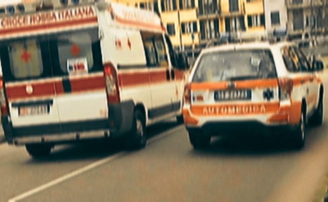 Uomo di 42 anni trovato morto nella sua auto a Corsico: ipotesi malore al vaglio della Polizia Locale