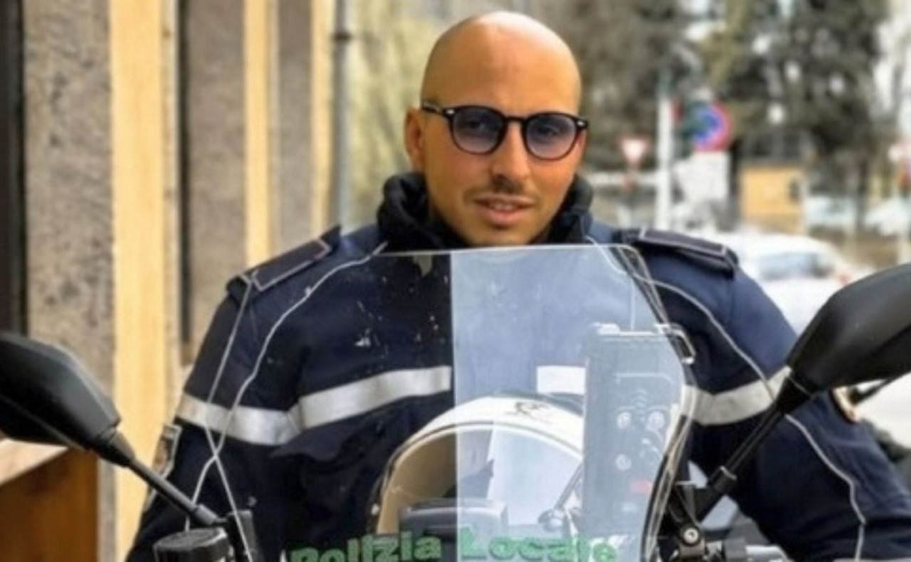 Agente della Polizia Locale muore durante un inseguimento: caccia all’Audi Q7 in fuga