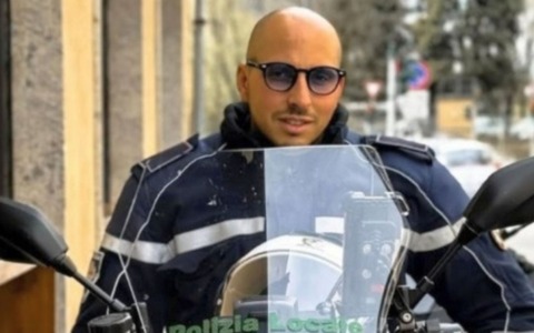 Agente della Polizia Locale muore durante un inseguimento: caccia all’Audi Q7 in fuga