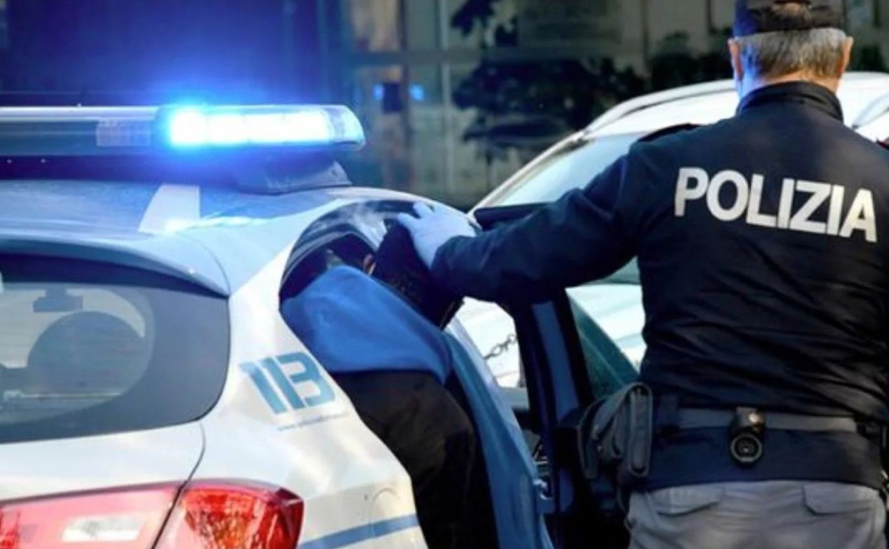 Attira l’ex collega con una scusa e la violenta: arrestato 26enne