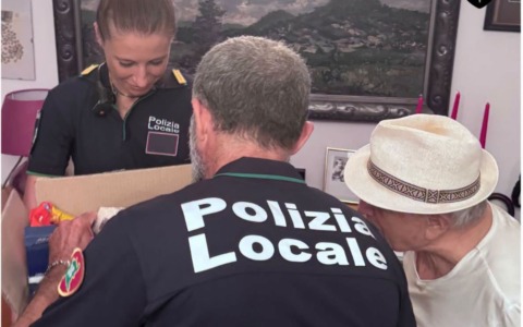 Ascensore fuori uso, 93enne bloccato in casa: la Polizia locale gli porta acqua e generi di prima necessità