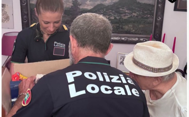 Ascensore fuori uso, 93enne bloccato in casa: la Polizia locale gli porta acqua e generi di prima necessità