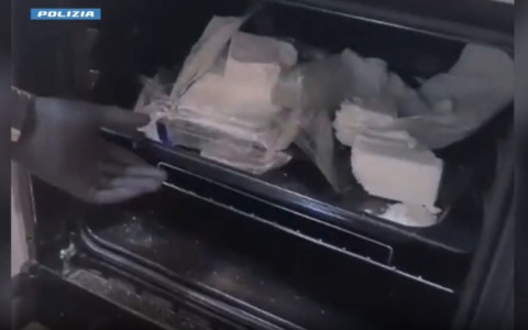 Scoperto “deposito” della droga a Rozzano: arrestato un pusher di 22 anni