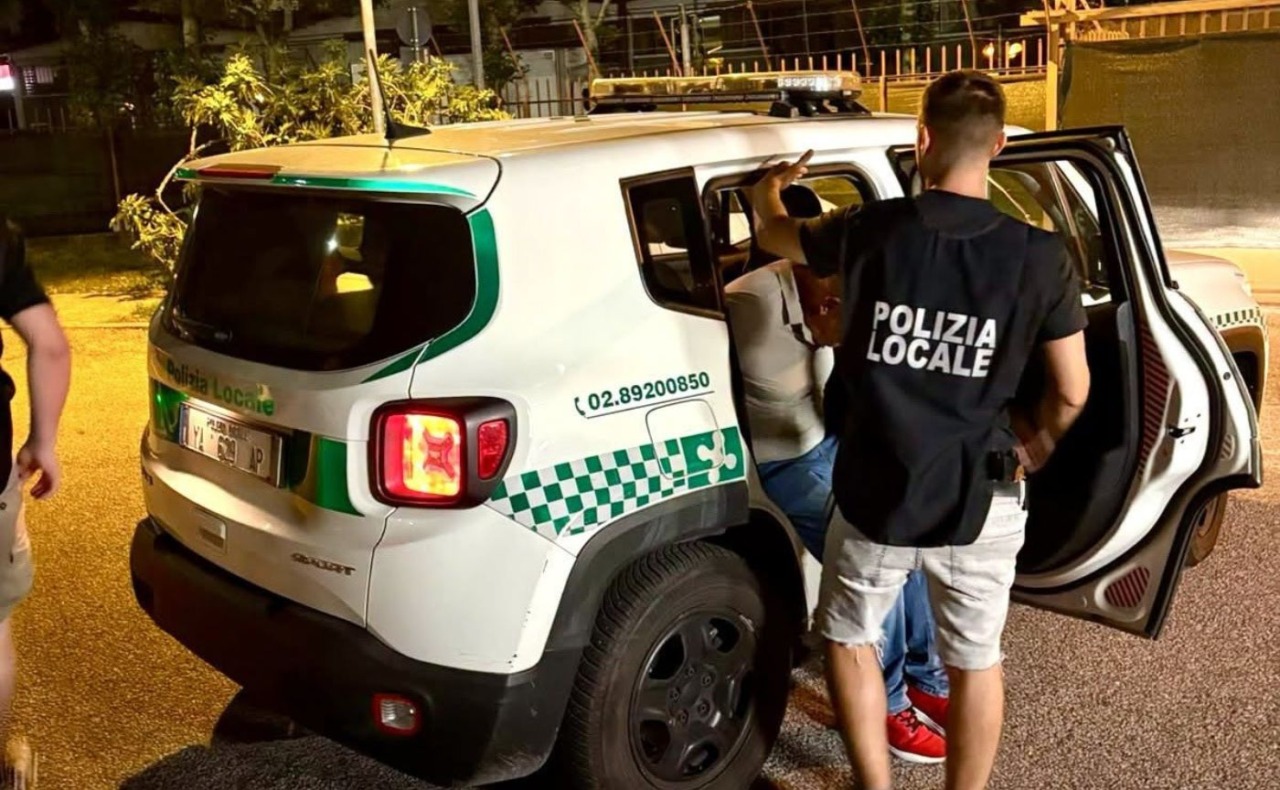 Latitante arrestato a Rozzano: si nascondeva sotto il letto in un alloggio occupato abusivamente