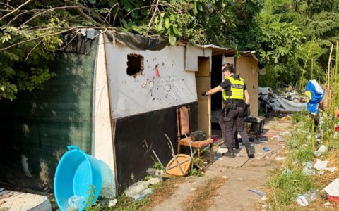 Blitz della polizia locale, smantellata la baraccopoli sotto il ponte della tangenziale