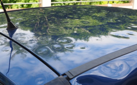 Il telo antigrandine conquista il mercato: la corsa all’acquisto per salvare l’auto dai fenomeni estremi