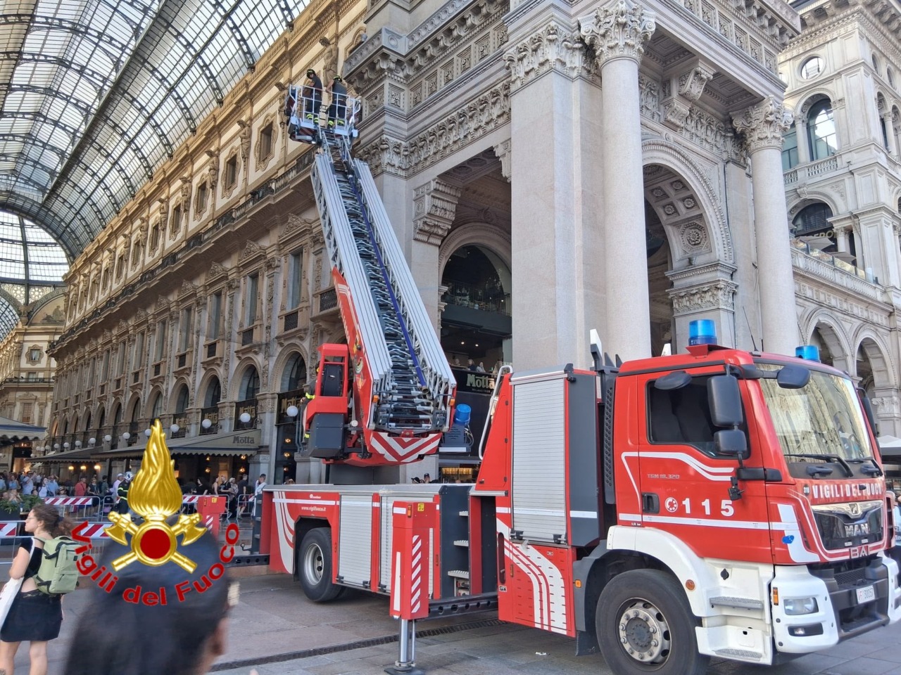 Galleria Vittorio Emanuele, cede la rete anti piccioni: intervengono i Vigili del Fuoco