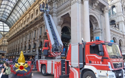 Galleria Vittorio Emanuele, cede la rete anti piccioni: intervengono i Vigili del Fuoco