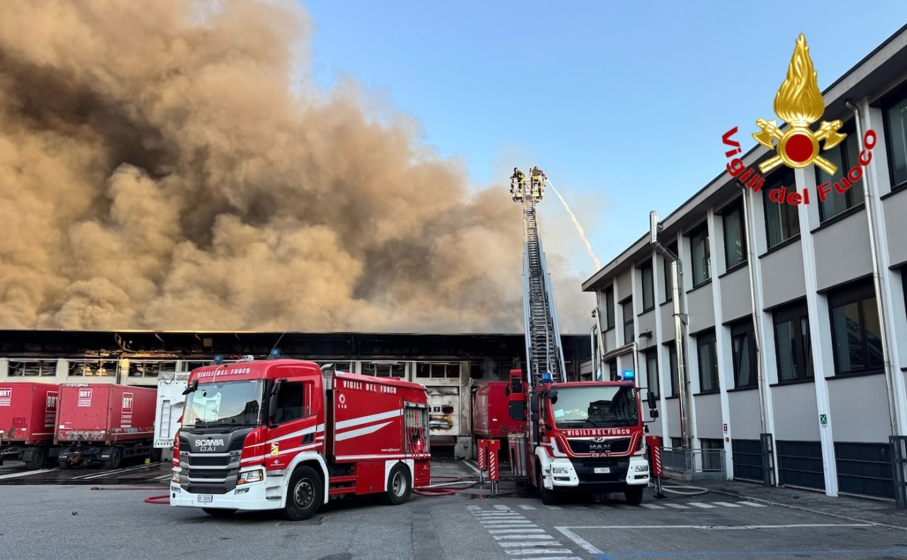 Incendio a Milano: a fuoco un capannone del Deposito Bartolini in via Don Minzoni