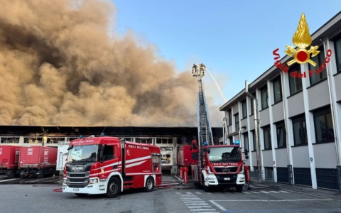 Incendio a Milano, a fuoco un capannone del Deposito Bartolini in via Don Minzoni. Il Comune: “Finestre chiuse nel raggio di 2 km”