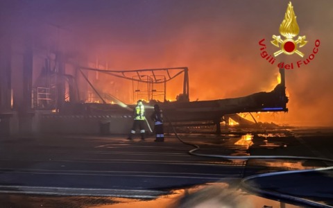 Fumi dal rogo Bartolini, proseguono i sopralluoghi: Arpa cerca diossine, furani e Ipa