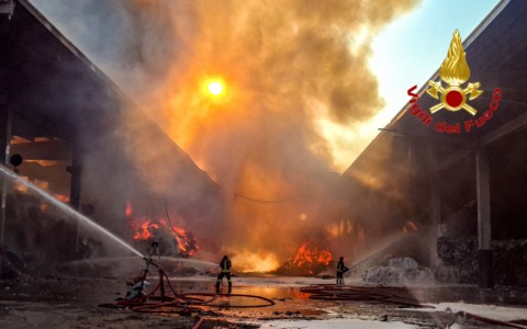 Incendio all’alba nella ricicleria di Novate Milanese: enorme nube di fumo, un 55enne in ospedale