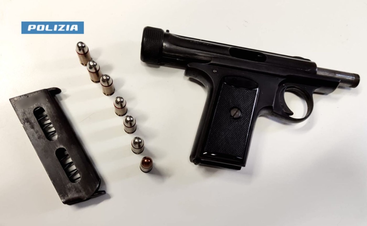 Insulta una donna al bar, poi estrae una pistola e massacra di botte il compagno: arrestato