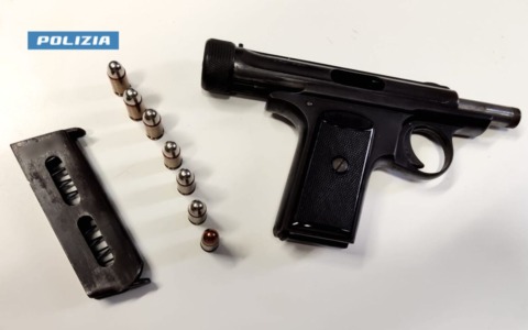 Insulta una donna al bar, poi estrae una pistola e massacra di botte il compagno: arrestato
