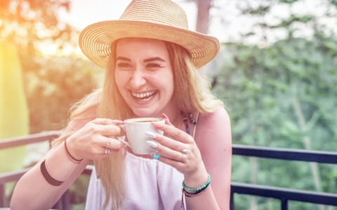 Caffè, tè e vino rosso: quanto incidono le bevande e alimenti sul colore dei denti?