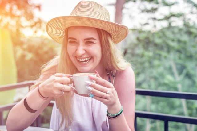 Caffè, tè e vino rosso: quanto incidono le bevande e alimenti sul colore dei denti?
