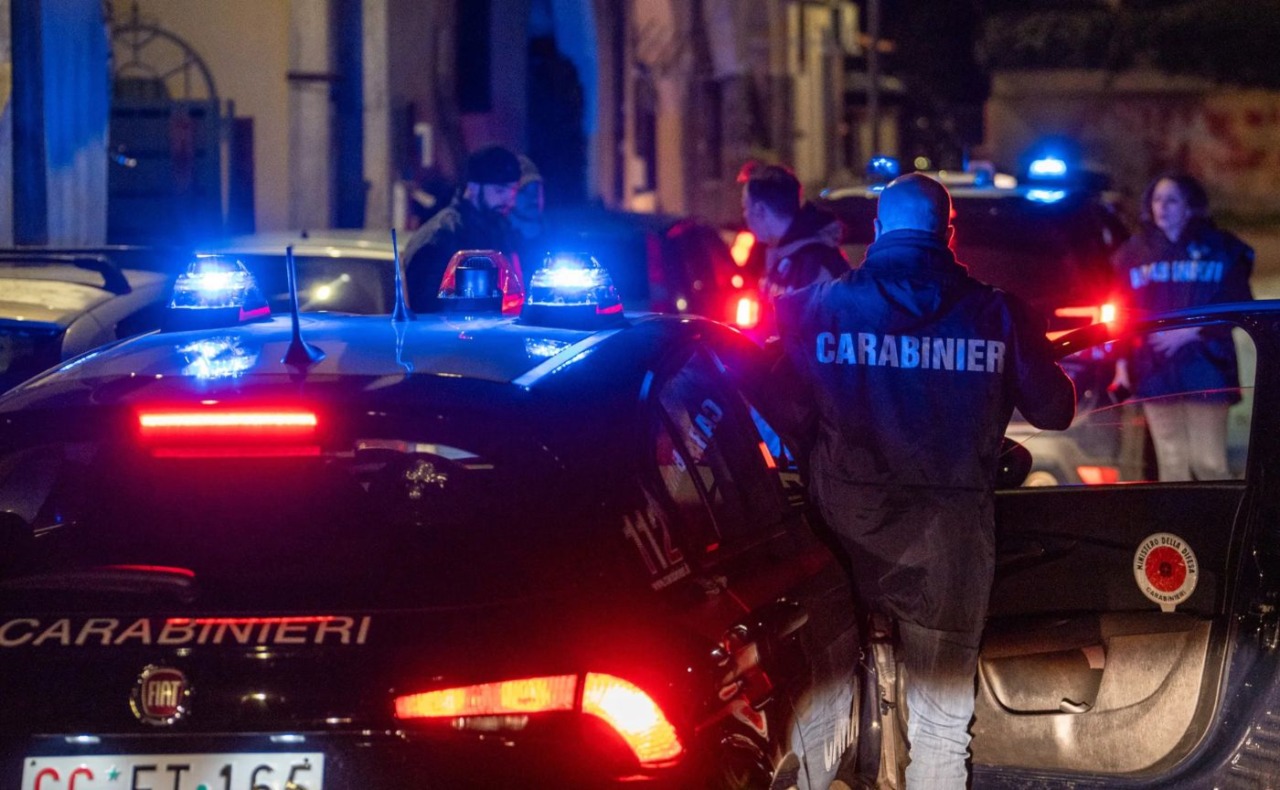 Spari nella notte a Rozzano, 34enne ferito a una gamba da un colpo di pistola