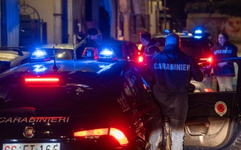 Spari nella notte a Rozzano, 34enne ferito a una gamba da un colpo di pistola