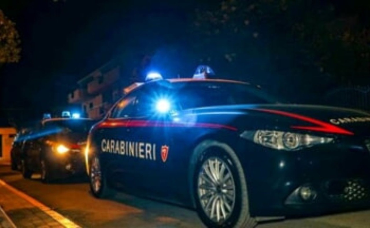 Sequestrate in auto per un’ora e mezza: due donne costrette a girare tra i bancomat sotto la minaccia di una pistola