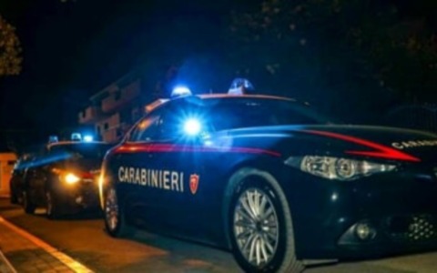 Sequestrate in auto per un’ora e mezza: due donne costrette a girare tra i bancomat sotto la minaccia di una pistola