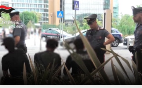 Maxi controlli dei carabinieri a Rozzano: 76 persone identificate e tre segnalate per droga