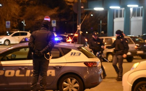 Controlli straordinari contro degrado e microcriminalità: identificate quasi 900 persone, multe ai negozi per 68mila euro