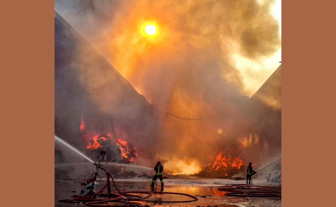 Incendio alla ricicleria di Novate, i primi rilievi di Arpa: “Nessun valore critico per la qualità dell’aria”