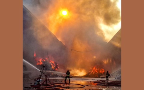 Incendio alla ricicleria di Novate, i primi rilievi di Arpa: “Nessun valore critico per la qualità dell’aria”