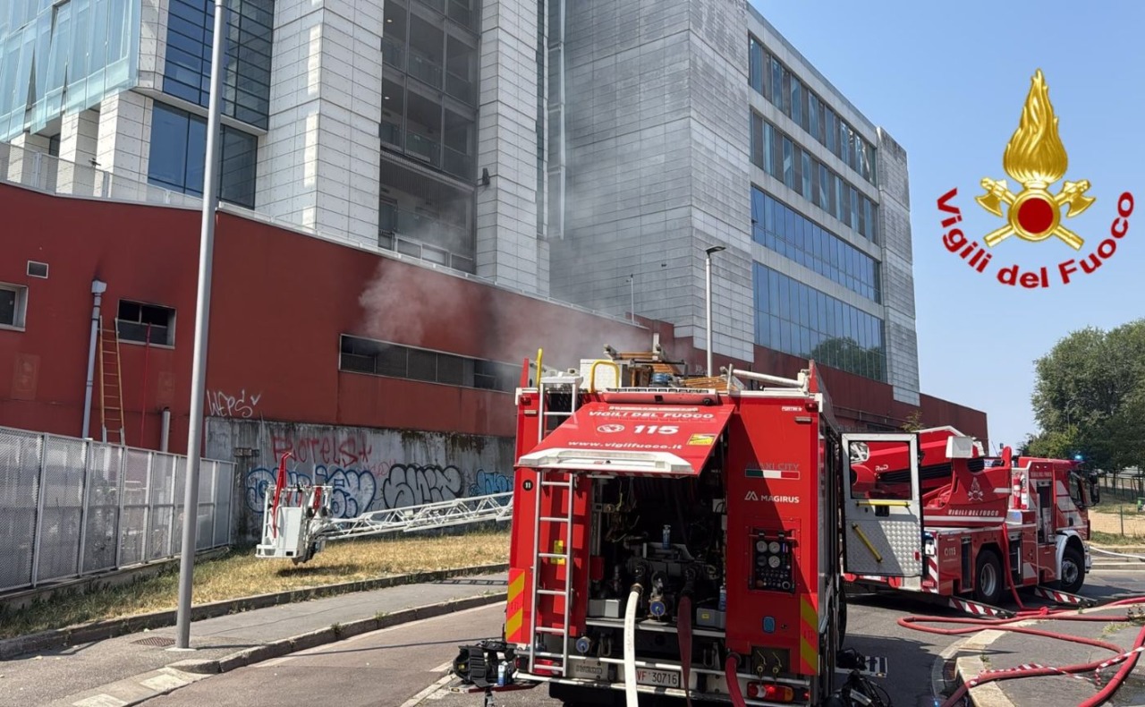 Principio di incendio in stazione Garibaldi: evacuata precauzionalmente la Torre Tecnimont, ritardi fino a due ore sui treni