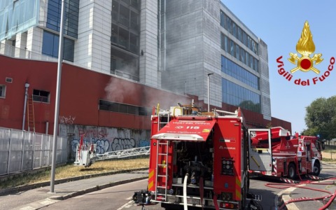 Principio di incendio in stazione Garibaldi: evacuata precauzionalmente la Torre Tecnimont, ritardi fino a due ore sui treni