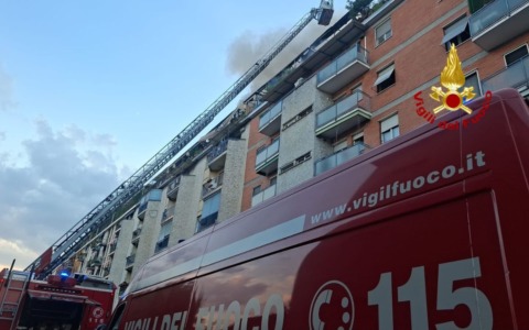Incendio in un appartamento a Milano: muore una coppia di anziani, evacuato l’intero stabile