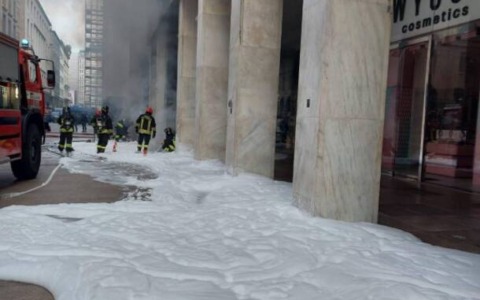 Incendio vicino a piazza Duomo, fiamme sul tetto di un palazzo: alta colonna di fumo in centro a Milano