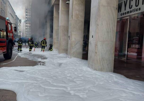 Incendio vicino a piazza Duomo, fiamme sul tetto di un palazzo: alta colonna di fumo in centro a Milano