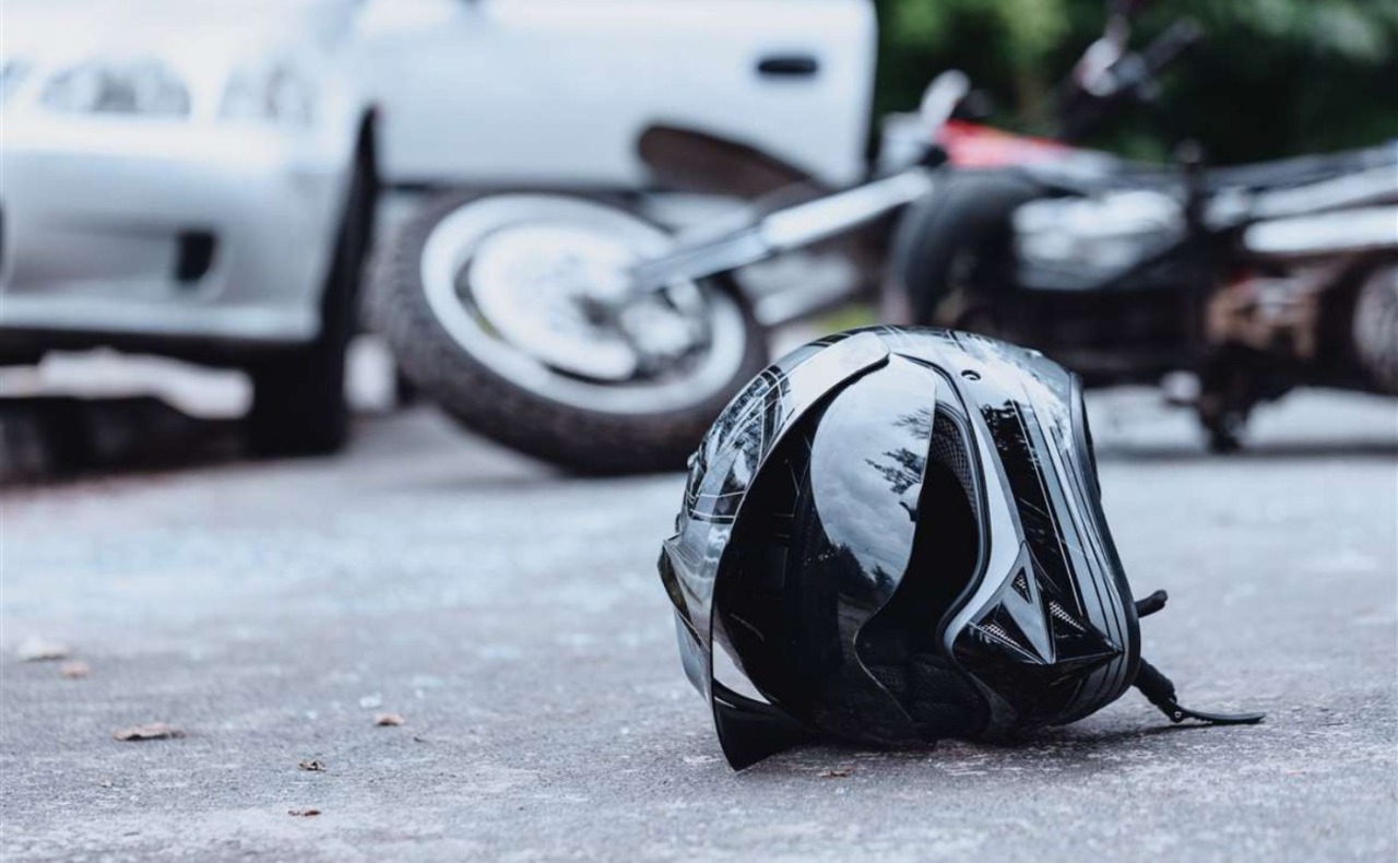 Si schianta con uno scooter rubato contro un’auto: motociclista in fin di vita a Quarto Oggiaro