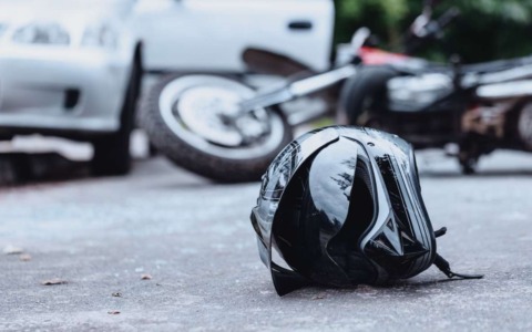 Si schianta con uno scooter rubato contro un’auto: motociclista in fin di vita a Quarto Oggiaro