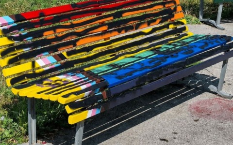 Milano, vandalizzata la panchina arcobaleno della Bovisa: coperta di vernice nera