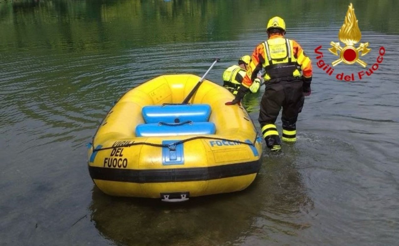 Donna si tuffa nel laghetto del Parco delle Cave e non riemerge: salvata dai soccorritori ma non ce l’ha fatta