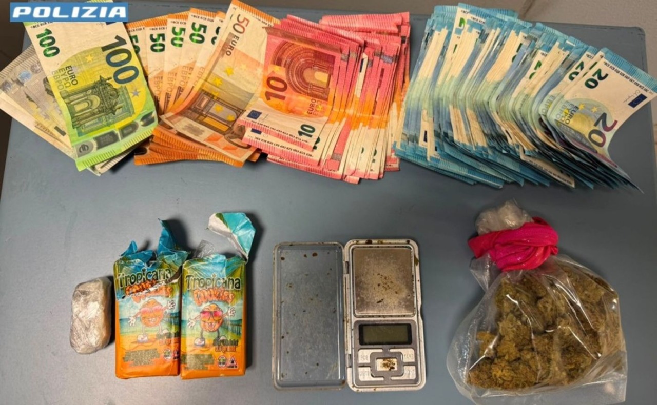 Nascondeva hashish nei pacchi di biscotti in frigorifero: arrestata una pusher 50enne