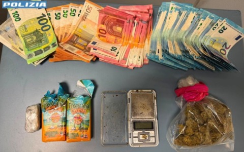 Nascondeva hashish nei pacchi di biscotti in frigorifero: arrestata una pusher 50enne