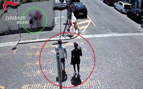 Scippano orologio a un turista davanti alle telecamere della caserma dei carabinieri: arrestato un 18enne, il complice riesce a fuggire