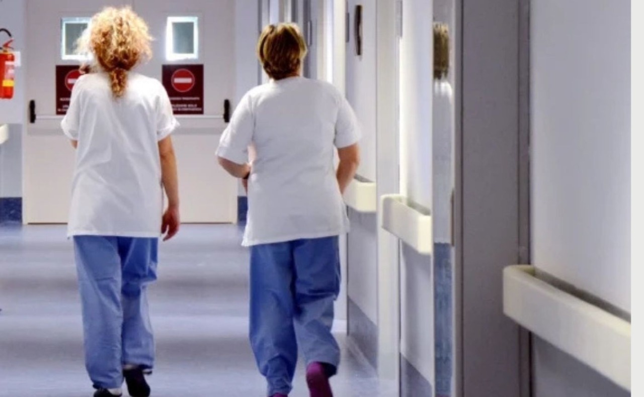 Sanità lombarda, crescono medici e infermieri ma aumentano anche le dimissioni: in vent’anni solo lo 0,6% di personale in più