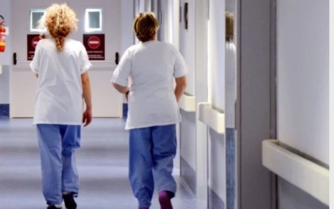 Sanità lombarda, crescono medici e infermieri ma aumentano anche le dimissioni: in vent’anni solo lo 0,6% di personale in più