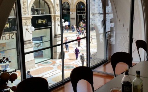Il Comune di Milano cerca una nuova insegna per la Galleria Vittorio Emanuele II: bando per uno spazio da 300 metri quadrati