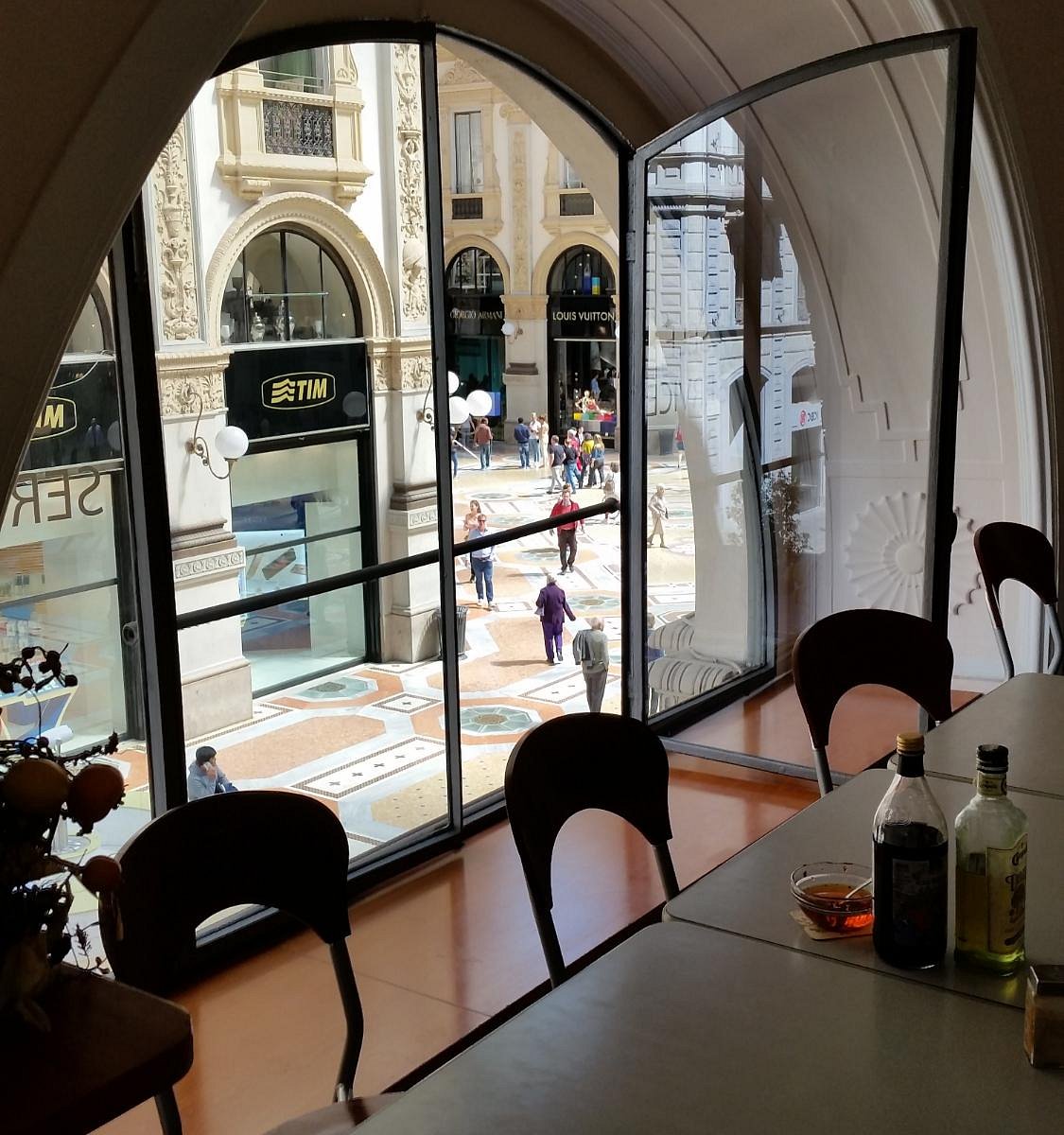 Il Comune di Milano cerca una nuova insegna per la Galleria Vittorio Emanuele II: bando per uno spazio da 300 metri quadrati